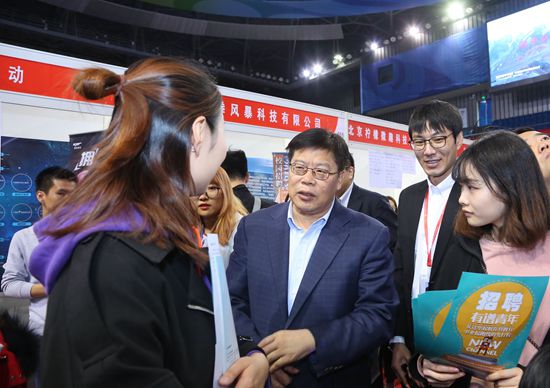邱水平与毕业生交流new_副本.jpg
