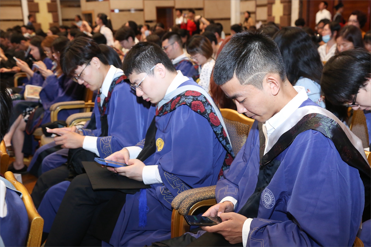 图6-1 毕业生感恩父母.jpg